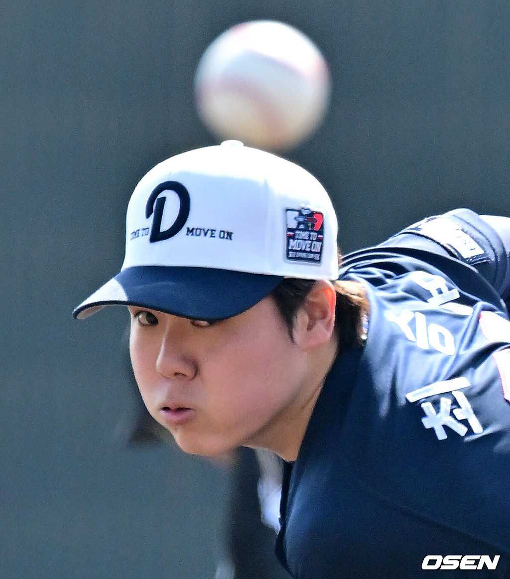 두산 베어스가 1일 일본 미야자키 히사미네 야구장에서 자체 청백전를 가졌다.이날 두산은 팀 훈련이 예정됐지만, 2월 26일 롯데 자이언츠전 3회 우천 노게임에 이어 27일 지바롯데 마린스전까지 우천 취소되면서 실전 감각을 끌어올리고자 청백전이 긴급 편성됐다. 1회말 두산 최승용이 역투하고 있다. 2026.03.01 /jpnews@osen.co.kr