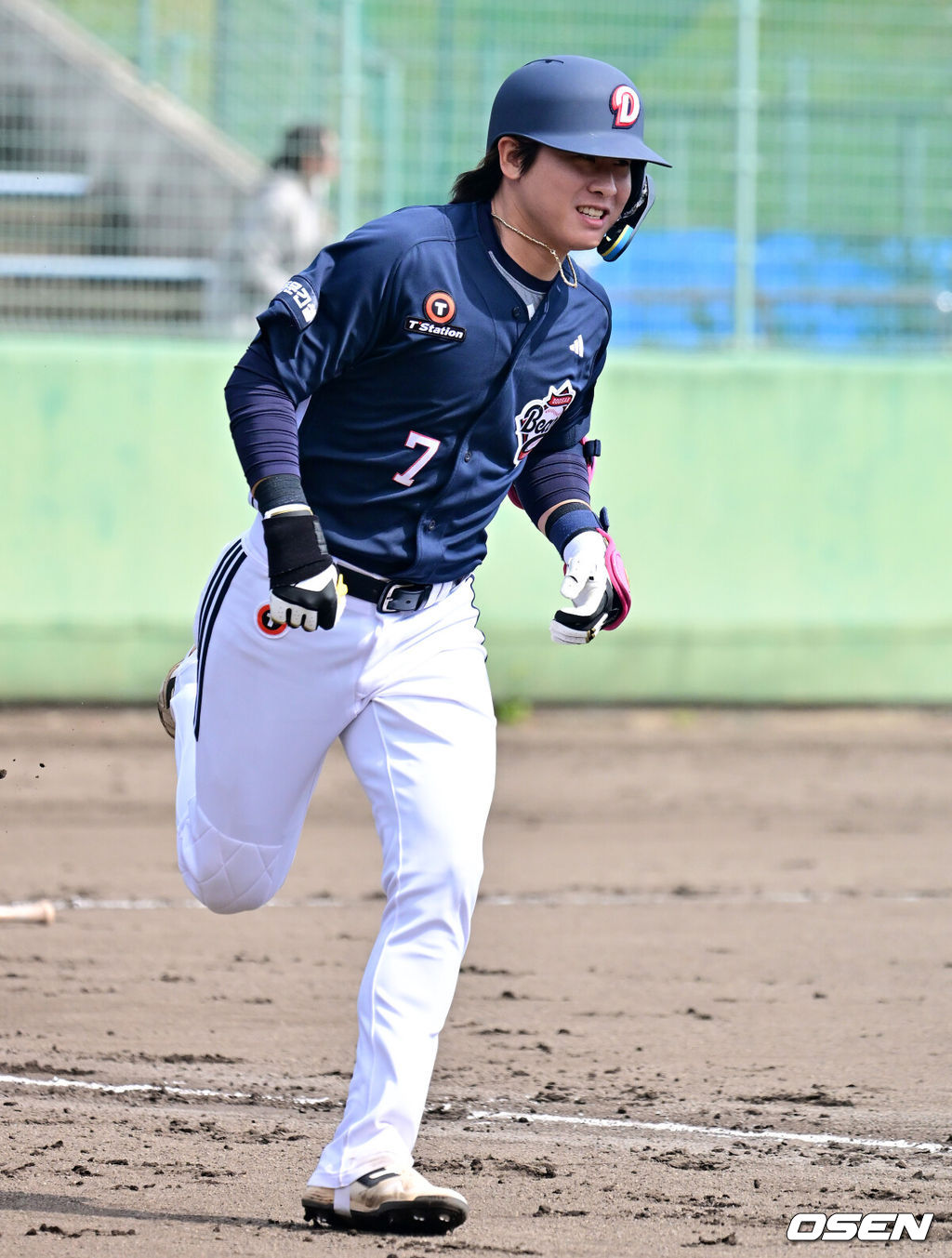 두산 베어스가 1일 일본 미야자키 히사미네 야구장에서 자체 청백전를 가졌다.이날 두산은 팀 훈련이 예정됐지만, 2월 26일 롯데 자이언츠전 3회 우천 노게임에 이어 27일 지바롯데 마린스전까지 우천 취소되면서 실전 감각을 끌어올리고자 청백전이 긴급 편성됐다. 2회초 2사 1,3루에서 두산 박찬호가 2타점 적시 2루타를 날리고 있다. 2026.03.01 /jpnews@osen.co.kr