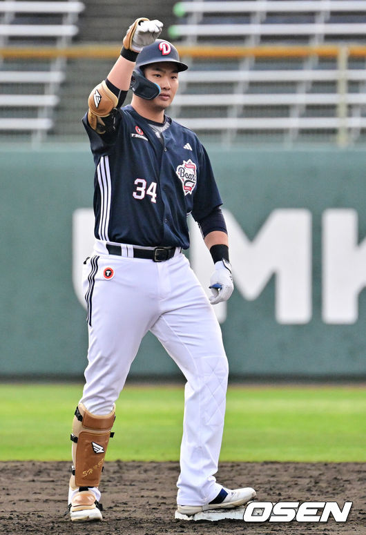 [OSEN=미야자키(일본), 지형준 기자] 두산 베어스가 25일 일본 미야자키 산마린 스타디움에서 일본프로야구 세이부 라이온스와의 구춘대회 첫 경기를 가졌다.호주 시드니 블랙타운 야구장에서 체력 및 전술 훈련 위주의&nbsp;1차 캠프를 마친 두산은 미야자키에서 '구춘대회'&nbsp;포함&nbsp;7차례 연습경기를 치른다.&nbsp;8회초 2사 1,3루에서 두산 홍성호가 2타점 적시 2루타를 날리며 기뻐하고 있다. 2026.02.25 /jpnews@osen.co.kr