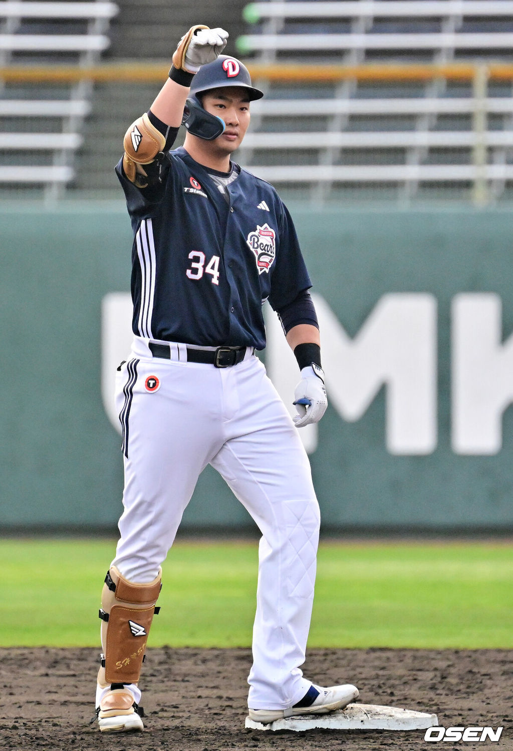 두산 베어스가 25일 일본 미야자키 산마린 스타디움에서 일본프로야구 세이부 라이온스와의 구춘대회 첫 경기를 가졌다.호주 시드니 블랙타운 야구장에서 체력 및 전술 훈련 위주의 1차 캠프를 마친 두산은 미야자키에서 '구춘대회' 포함 7차례 연습경기를 치른다. 8회초 2사 1,3루에서 두산 홍성호가 2타점 적시 2루타를 날리며 기뻐하고 있다. 2026.02.25 /jpnews@osen.co.kr