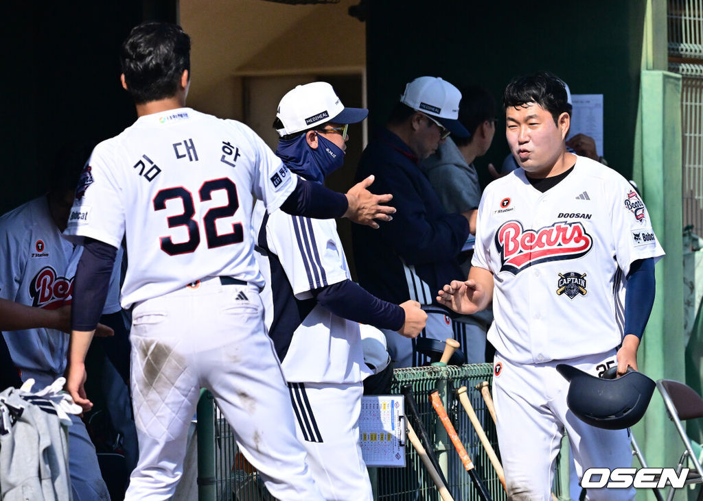 두산 베어스가 1일 일본 미야자키 히사미네 야구장에서 자체 청백전를 가졌다.이날 두산은 팀 훈련이 예정됐지만, 2월 26일 롯데 자이언츠전 3회 우천 노게임에 이어 27일 지바롯데 마린스전까지 우천 취소되면서 실전 감각을 끌어올리고자 청백전이 긴급 편성됐다. 5회말 두산 양의지가 득점에 성공하며 기뻐하고 있다. 2026.03.01 /jpnews@osen.co.kr