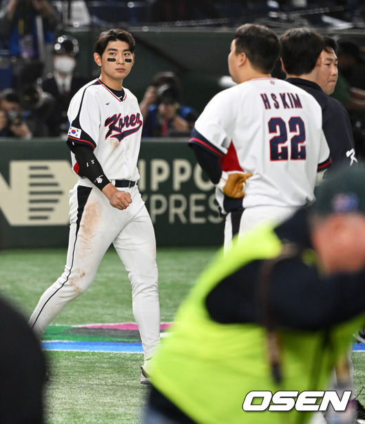 [OSEN=도쿄(일본), 손용호 기자]&nbsp;한국이 9일 일본 도쿄돔에서 열린&nbsp;‘2023 월드베이스볼클래식(WBC)’ 1라운드 B조 첫 경기 호주와의 경기에서 7-8 역전패를 당했다.충격적인 패배였다.&nbsp;8강 진출을 위해서&nbsp;반드시 승리해야 하는 경기를 놓쳤다. 홈런 3방(솔로, 스리런, 스리런) 장타를 허용한 것이 패인이었다.&nbsp;대표팀 이정후가 패배를 아쉬워하고 있다. 2023.03.09 /spjj@osen.co.kr
