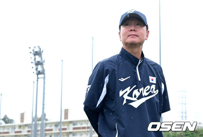 [OSEN=오키나와(일본), 최규한 기자] 2026 WBC(월드베이스볼클래식)를 준비하는 대한민국 야구 대표팀이 27일 일본 오키나와 가데나 야구장에서 훈련을 펼쳤다.야구 대표팀은 KT와 오키나와에서의 마지막 연습경기를 가지려 했으나 우천으로 취소돼 훈련만 진행했다.류지현 야구 대표팀 감독이 선수들의 훈련을 주시하고 있다. 2026.02.27 / dreamer@osen.co.kr