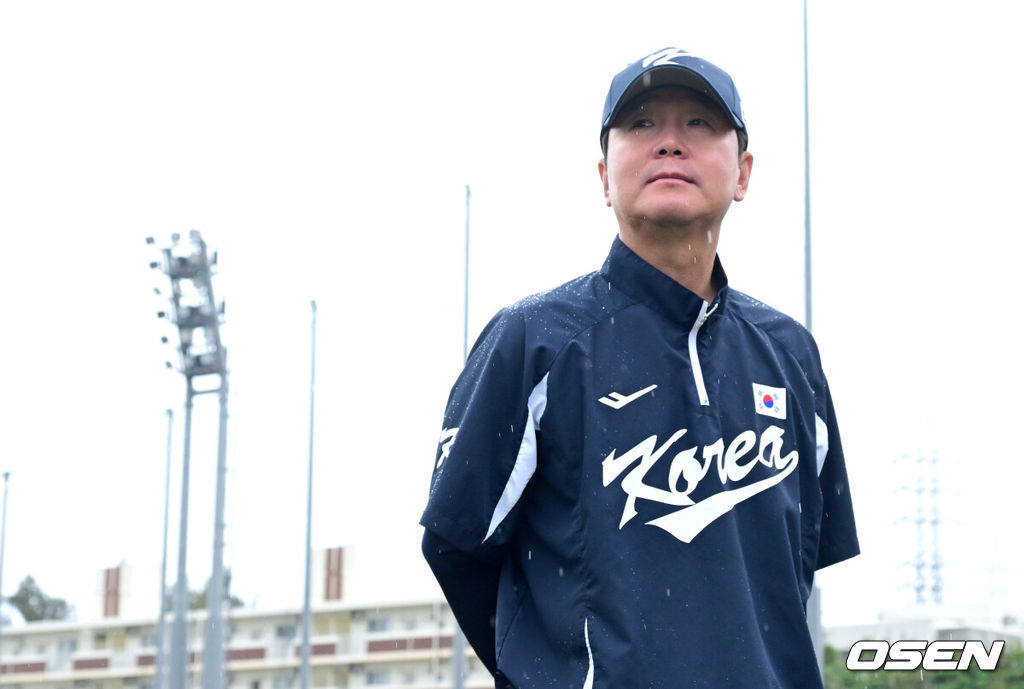 2026 WBC(월드베이스볼클래식)를 준비하는 대한민국 야구 대표팀이 27일 일본 오키나와 가데나 야구장에서 훈련을 펼쳤다.야구 대표팀은 KT와 오키나와에서의 마지막 연습경기를 가지려 했으나 우천으로 취소돼 훈련만 진행했다.류지현 야구 대표팀 감독이 선수들의 훈련을 주시하고 있다. 2026.02.27 / dreamer@osen.co.kr