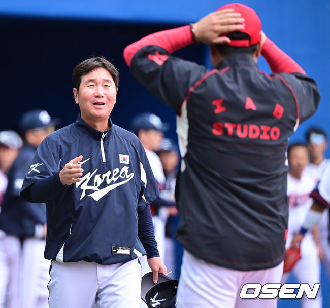 [OSEN=오키나와(일본), 최규한 기자] 2026 WBC(월드베이스볼클래식)를 준비하는 대한민국 야구 대표팀이 24일 일본 오키나와 가데나 야구장에서 프로야구 KIA 타이거즈와 연습경기를 펼쳤다. 야구 대표팀은 오키나와에서 국내 팀들과 6차례 연습경기를 치르며 전력을 끌어올릴 예정이다.경기를 마치고 대표팀 류지현 감독과 KIA 이범호 감독이 인사를 나누고 있다. 2026.02.24 / dreamer@osen.co.kr