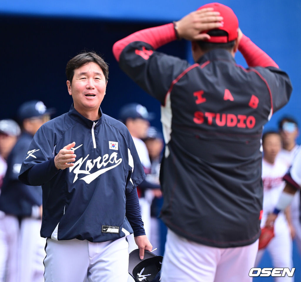 2026 WBC(월드베이스볼클래식)를 준비하는 대한민국 야구 대표팀이 24일 일본 오키나와 가데나 야구장에서 프로야구 KIA 타이거즈와 연습경기를 펼쳤다. 야구 대표팀은 오키나와에서 국내 팀들과 6차례 연습경기를 치르며 전력을 끌어올릴 예정이다.경기를 마치고 대표팀 류지현 감독과 KIA 이범호 감독이 인사를 나누고 있다. 2026.02.24 / dreamer@osen.co.kr