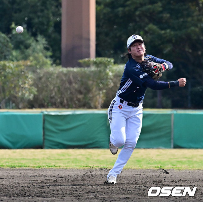 [OSEN=미야자키(일본), 지형준 기자] 두산 베어스가 1일 일본 미야자키 히사미네 야구장에서 자체 청백전를 가졌다.이날 두산은 팀 훈련이 예정됐지만, 2월 26일 롯데 자이언츠전 3회 우천 노게임에 이어 27일 지바롯데 마린스전까지 우천 취소되면서 실전 감각을 끌어올리고자 청백전이 긴급 편성됐다. 2회말 무사에서 두산 박찬호가 홍성호의 안타성 타구를 잡아 1루로 송구하고 있다. 2026.03.01 /jpnews@osen.co.kr