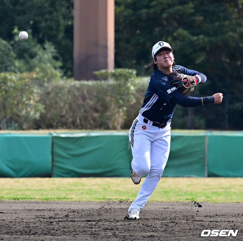 두산 베어스가 1일 일본 미야자키 히사미네 야구장에서 자체 청백전를 가졌다.이날 두산은 팀 훈련이 예정됐지만, 2월 26일 롯데 자이언츠전 3회 우천 노게임에 이어 27일 지바롯데 마린스전까지 우천 취소되면서 실전 감각을 끌어올리고자 청백전이 긴급 편성됐다. 2회말 무사에서 두산 박찬호가 홍성호의 안타성 타구를 잡아 1루로 송구하고 있다. 2026.03.01 /jpnews@osen.co.kr