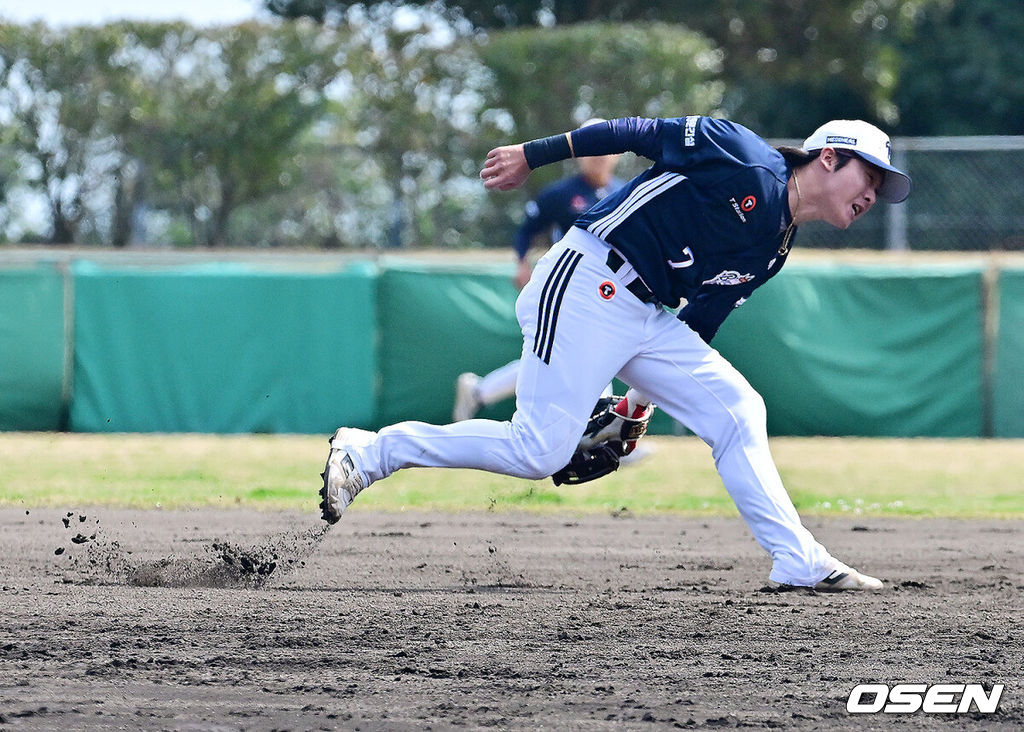 두산 베어스가 1일 일본 미야자키 히사미네 야구장에서 자체 청백전를 가졌다.이날 두산은 팀 훈련이 예정됐지만, 2월 26일 롯데 자이언츠전 3회 우천 노게임에 이어 27일 지바롯데 마린스전까지 우천 취소되면서 실전 감각을 끌어올리고자 청백전이 긴급 편성됐다. 2회말 무사에서 두산 박찬호가 홍성호의 안타성 타구를 잡아내고 있다. 2026.03.01 /jpnews@osen.co.kr