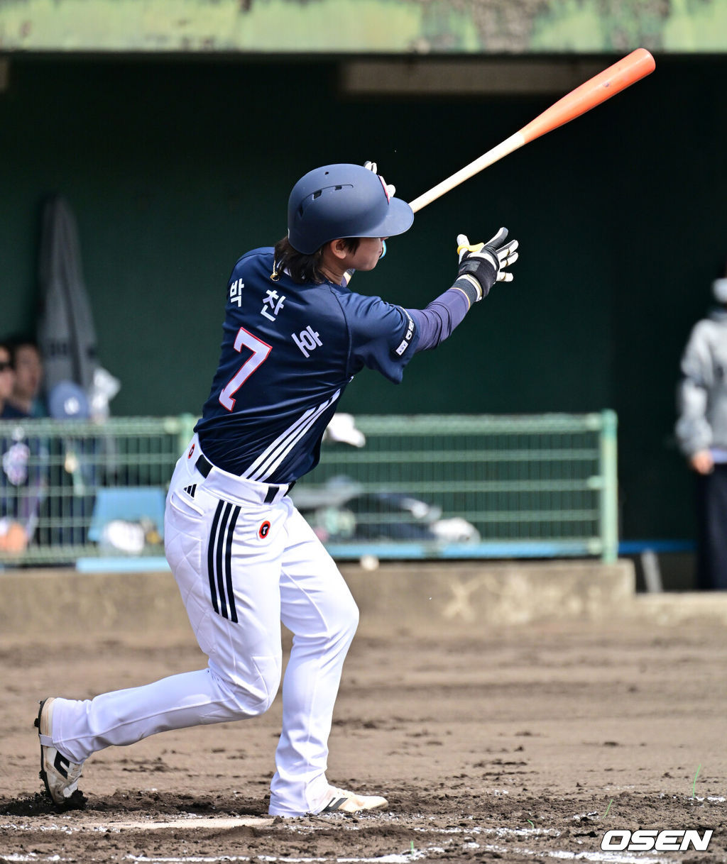 두산 베어스가 1일 일본 미야자키 히사미네 야구장에서 자체 청백전를 가졌다.이날 두산은 팀 훈련이 예정됐지만, 2월 26일 롯데 자이언츠전 3회 우천 노게임에 이어 27일 지바롯데 마린스전까지 우천 취소되면서 실전 감각을 끌어올리고자 청백전이 긴급 편성됐다. 2회초 2사 1,3루에서 두산 박찬호가 2타점 적시 2루타를 날리고 있다. 2026.03.01 /jpnews@osen.co.kr