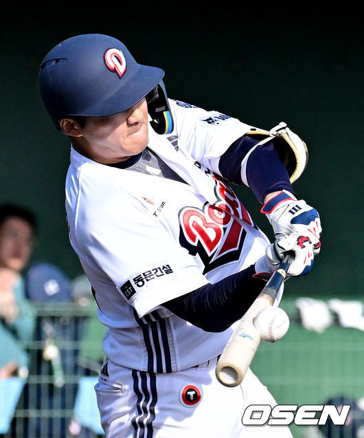 [OSEN=미야자키(일본), 지형준 기자] 두산 베어스가 1일 일본 미야자키 히사미네 야구장에서 자체 청백전를 가졌다.당초 이날 팀 훈련이 예정됐지만, 2월 26일 롯데 자이언츠전 3회 우천 노게임에 이어 27일 지바롯데 마린스전까지 우천 취소되면서 실전 감각을 끌어올리고자 청백전이 긴급 편성됐다. 경기는 백팀의 9-5&nbsp;승리로 마무리됐다.7회말 두산 김대한이 타격하고 있다. 2026.03.01 /jpnews@osen.co.kr