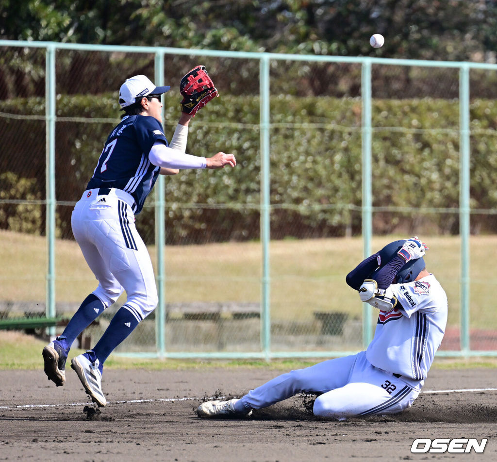 두산 베어스가 1일 일본 미야자키 히사미네 야구장에서 자체 청백전를 가졌다.이날 두산은 팀 훈련이 예정됐지만, 2월 26일 롯데 자이언츠전 3회 우천 노게임에 이어 27일 지바롯데 마린스전까지 우천 취소되면서 실전 감각을 끌어올리고자 청백전이 긴급 편성됐다. 4회말 두산 김대한이 동점 1타점 적시 3루타를 날리고 박지훈에 앞서 3루에서 세이프되고 있다. 2026.03.01 /jpnews@osen.co.kr