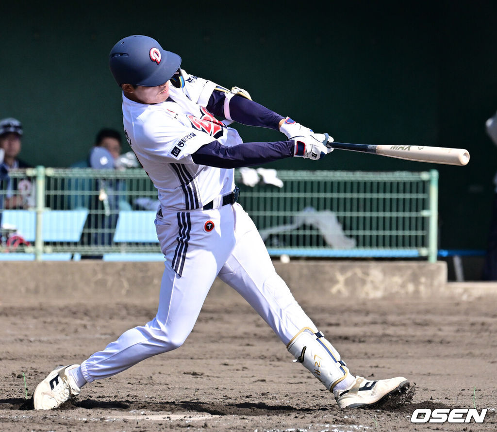 두산 베어스가 1일 일본 미야자키 히사미네 야구장에서 자체 청백전를 가졌다.이날 두산은 팀 훈련이 예정됐지만, 2월 26일 롯데 자이언츠전 3회 우천 노게임에 이어 27일 지바롯데 마린스전까지 우천 취소되면서 실전 감각을 끌어올리고자 청백전이 긴급 편성됐다. 4회말 두산 김대한이 동점 1타점 적시 3루타를 날리고 있다. 2026.03.01 /jpnews@osen.co.kr