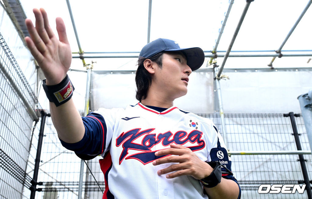 2026 WBC(월드베이스볼클래식)를 준비하는 대한민국 야구 대표팀이 27일 일본 오키나와 가데나 야구장에서 훈련을 펼쳤다.야구 대표팀은 KT와 오키나와에서의 마지막 연습경기를 가지려 했으나 우천으로 취소돼 훈련만 진행했다.대표팀 곽빈이 불펜 피칭을 준비하고 있다. 2026.02.27 / dreamer@osen.co.kr