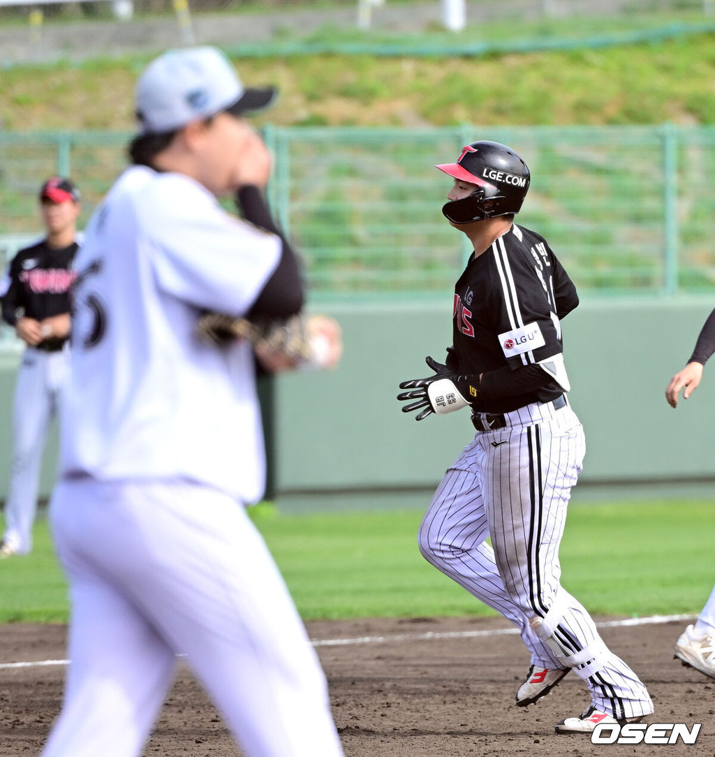 1일 일본 오키나와 구시가와 야구장에서 프로야구 KT 위즈와 LG 트윈스의 연습경기가 열렸다.이날 경기에서 KT는 오원석, LG는 요니 치리노스를 선발로 내세웠다.8회초 무사 선두타자로 나선 LG 문정빈이 추격의 중월 솔로포를 날리고 그라운드를 돌고 있다. 2026.03.01 / dreamer@osen.co.kr