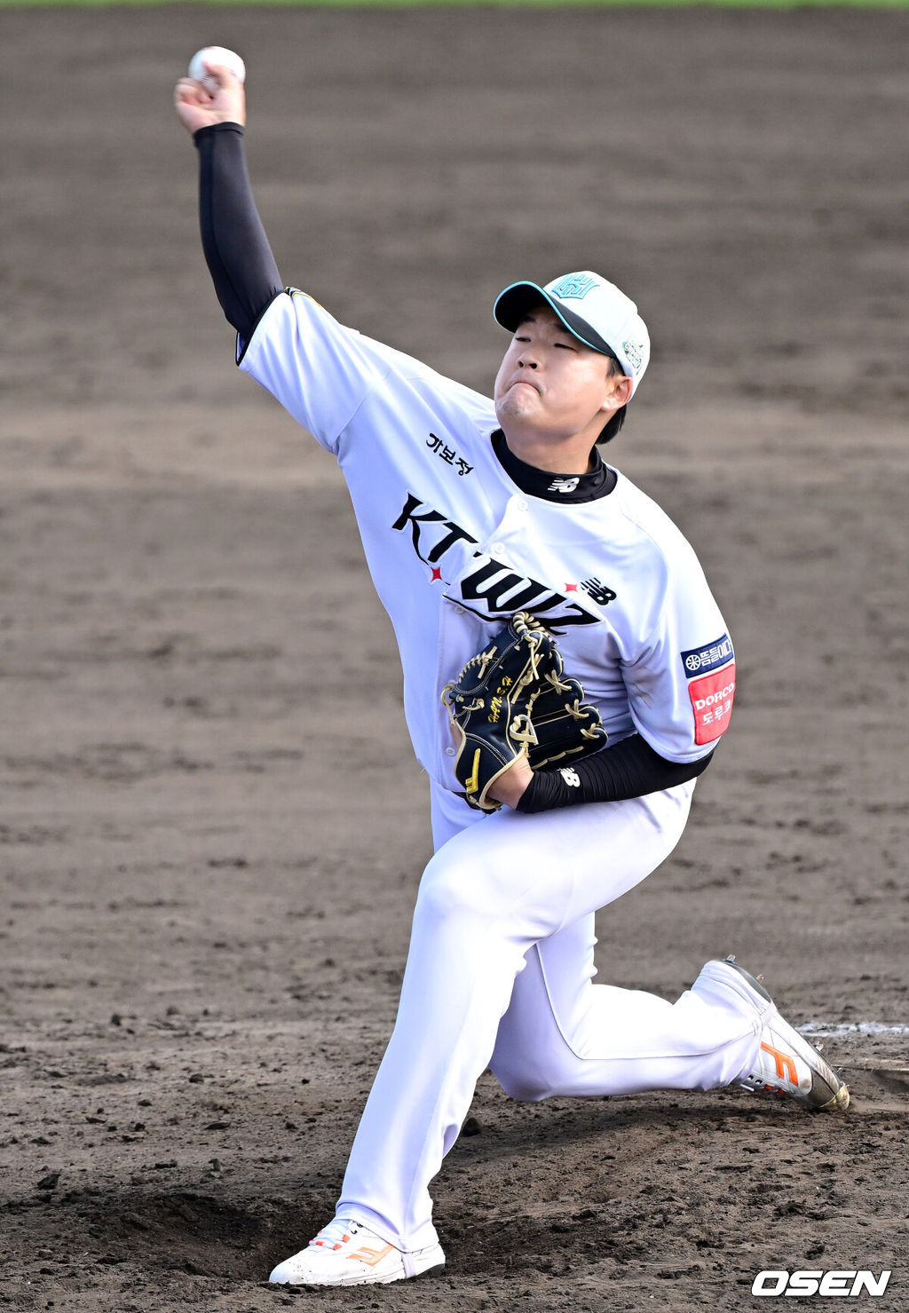 1일 일본 오키나와 구시가와 야구장에서 프로야구 KT 위즈와 LG 트윈스의 연습경기가 열렸다.이날 경기에서 KT는 오원석, LG는 요니 치리노스를 선발로 내세웠다.8회초 KT 투수 한승혁이 힘차게 공을 뿌리고 있다. 2026.03.01 / dreamer@osen.co.kr