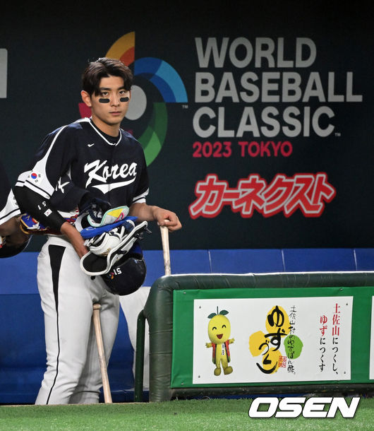 [OSEN=도쿄(일본), 손용호 기자]&nbsp;치욕적인 콜드게임 패배를 당할 뻔 했다. 완패다.&nbsp;&nbsp;한국은 10일 일본 도쿄돔에서 열린&nbsp;2023 월드베이스볼클래식(WBC) 1라운드 B조 일본과의 맞대결에서 4-13으로 패배했다. 지난&nbsp;9일&nbsp;호주전 충격의 7-8 패배를 당했던 한국은 일본에 굴욕적인 패배를 당하면서 사실상 8강 진출이 힘들어졌다. 자력 8강은 불가능하다.한국 이정후가 패배를 아쉬워하고 있다. 2023.03.10 /spjj@osen.co.kr