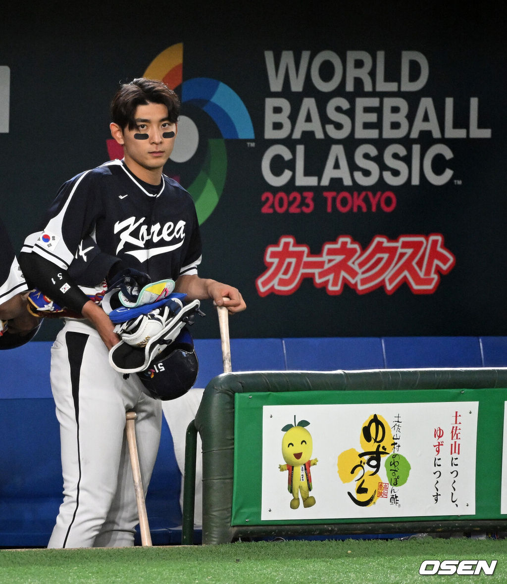  치욕적인 콜드게임 패배를 당할 뻔 했다. 완패다.  한국은 10일 일본 도쿄돔에서 열린 2023 월드베이스볼클래식(WBC) 1라운드 B조 일본과의 맞대결에서 4-13으로 패배했다. 지난 9일 호주전 충격의 7-8 패배를 당했던 한국은 일본에 굴욕적인 패배를 당하면서 사실상 8강 진출이 힘들어졌다. 자력 8강은 불가능하다.한국 이정후가 패배를 아쉬워하고 있다. 2023.03.10 /spjj@osen.co.kr