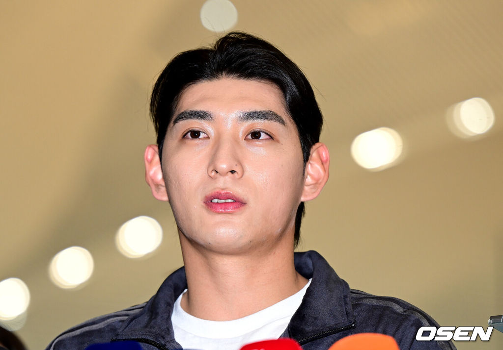 미국 메이저리그 샌프란시스코 자이언츠 이정후가 2026 시즌을 위해 21일 오후 인천공항을 통해 미국으로 출국했다.이정후는 LA에서 개인 훈련을 진행한 뒤 팀 스프링캠프가 열리는 애리조나주 스코츠데일로 이동할 계획이다.이정후가 출국하며 취재진과 인터뷰 시간을 갖고 있다. 2026.01.21 / dreamer@osen.co.kr