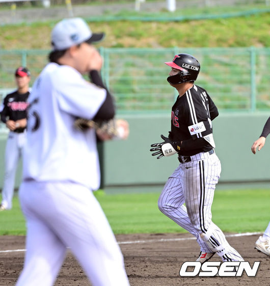 [OSEN=오키나와(일본), 최규한 기자] 1일 일본 오키나와 구시가와 야구장에서 프로야구 KT 위즈와 LG 트윈스의 연습경기가 열렸다.이날 경기에서 KT는 오원석, LG는 요니 치리노스를 선발로 내세웠다.8회초 무사 선두타자로 나선 LG 문정빈이 추격의 중월 솔로포를 날리고 그라운드를 돌고 있다. 2026.03.01 / dreamer@osen.co.kr