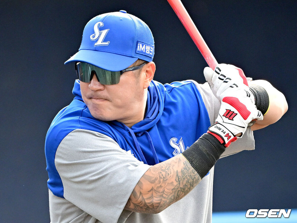 프로야구 삼성 라이온즈가 20일  일본 오키나와 온나손 아카마구장에서 스프링 캠프를 차리고 구슬땀을 흘렸다.삼성은 이번 2차 캠프에서 훈련 뿐 아니라 WBC 대표팀, 국내 팀들과 연습경기도 펼칠 계획이다.삼성 최형우가 타격 훈련을 펼치고 있다. 2026.02.20 / dreamer@osen.co.kr