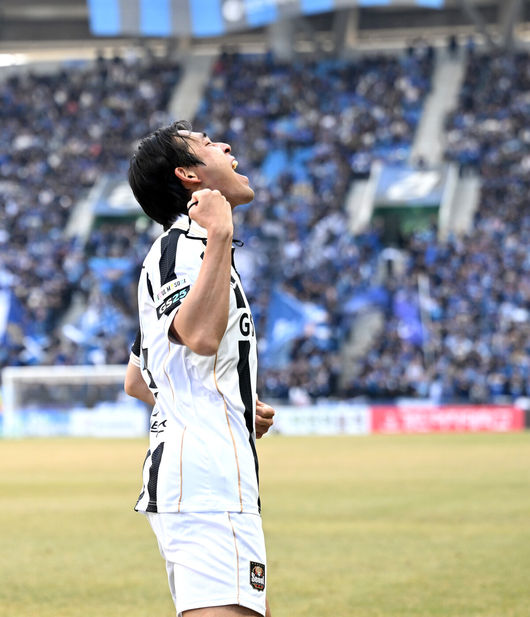 [OSEN=인천, 이대선 기자] 28일 오후 인천축구전용경기장에서 '하나은행 K리그1 2026' 인천유나이티드와 FC서울의 경기가 열렸다.이번 시즌 리그 공식 개막전인 이번 맞대결은 예매 시작과 동시에 매진을 앞두며 팬들의 폭발적인 관심을 증명했다.후반 FC서울 송민규가 선제골을 성공시키고 환호하고 있다. 2026.02.28 /sunday@osen.co.kr