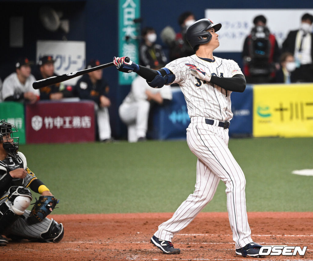 6일 오사카 교세라돔에서 2023 WBC(월드베이스볼클래식) 에 참가한 일본 대표팀이 한신 타이거즈와 연습경기를 가졌다.일본 5회초 2사 1,2루 오타니가 연타석 홈런을 치고 구리야마 감독의 환영을 받고 있다.2023.03.06/spjj@osen.co.kr