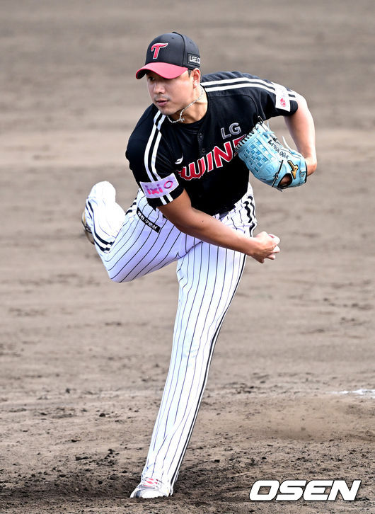 [OSEN=오키나와(일본), 최규한 기자] 1일 일본 오키나와 구시가와 야구장에서 프로야구 KT 위즈와 LG 트윈스의 연습경기가 열렸다.이날 경기에서 KT는 오원석, LG는 요니 치리노스를 선발로 내세웠다.6회말 마운드에 오른 LG 투수 정우영이 힘차게 공을 뿌리고 있다. 2026.03.01 / dreamer@osen.co.kr