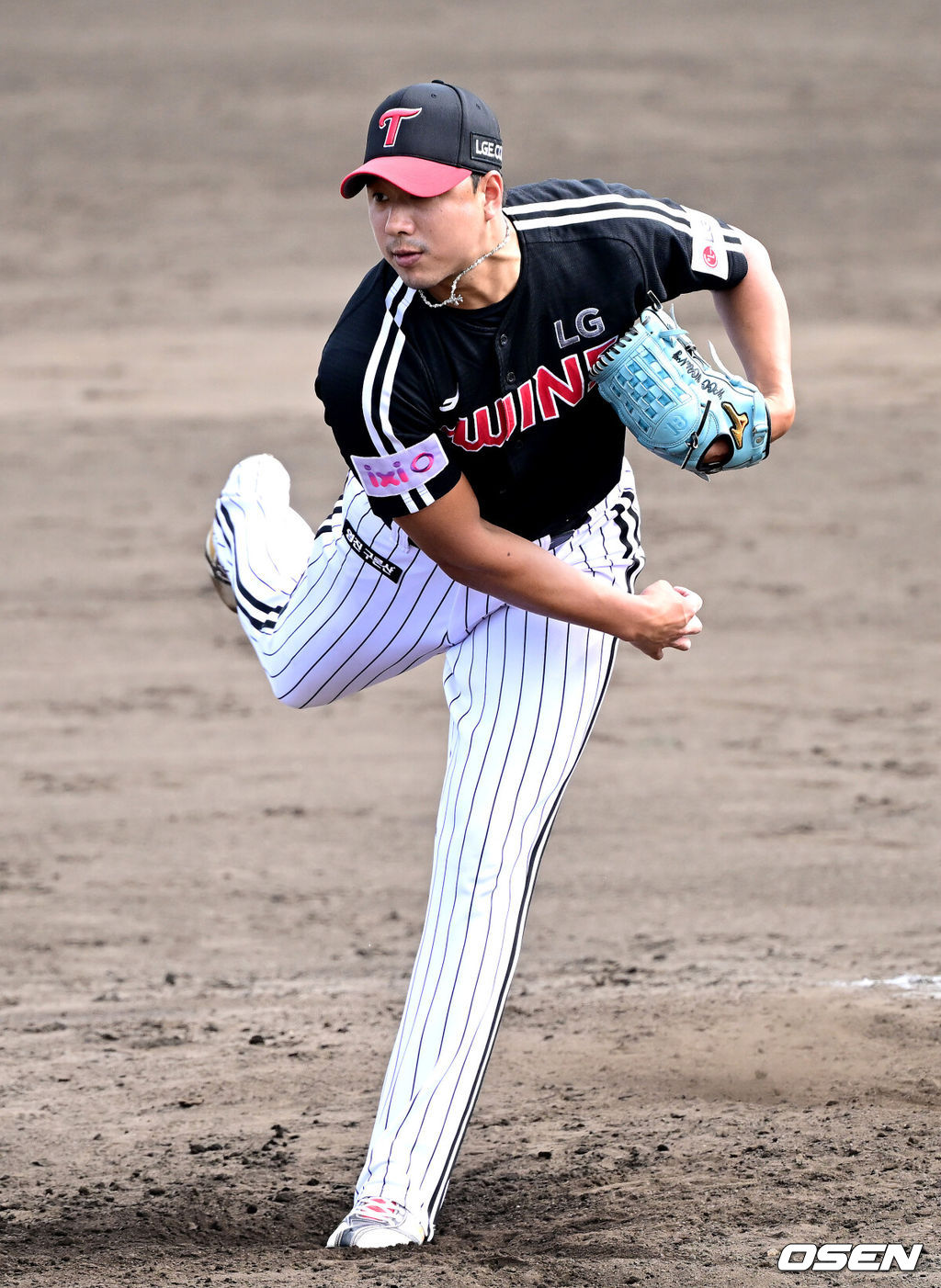 1일 일본 오키나와 구시가와 야구장에서 프로야구 KT 위즈와 LG 트윈스의 연습경기가 열렸다.이날 경기에서 KT는 오원석, LG는 요니 치리노스를 선발로 내세웠다.6회말 마운드에 오른 LG 투수 정우영이 힘차게 공을 뿌리고 있다. 2026.03.01 / dreamer@osen.co.kr