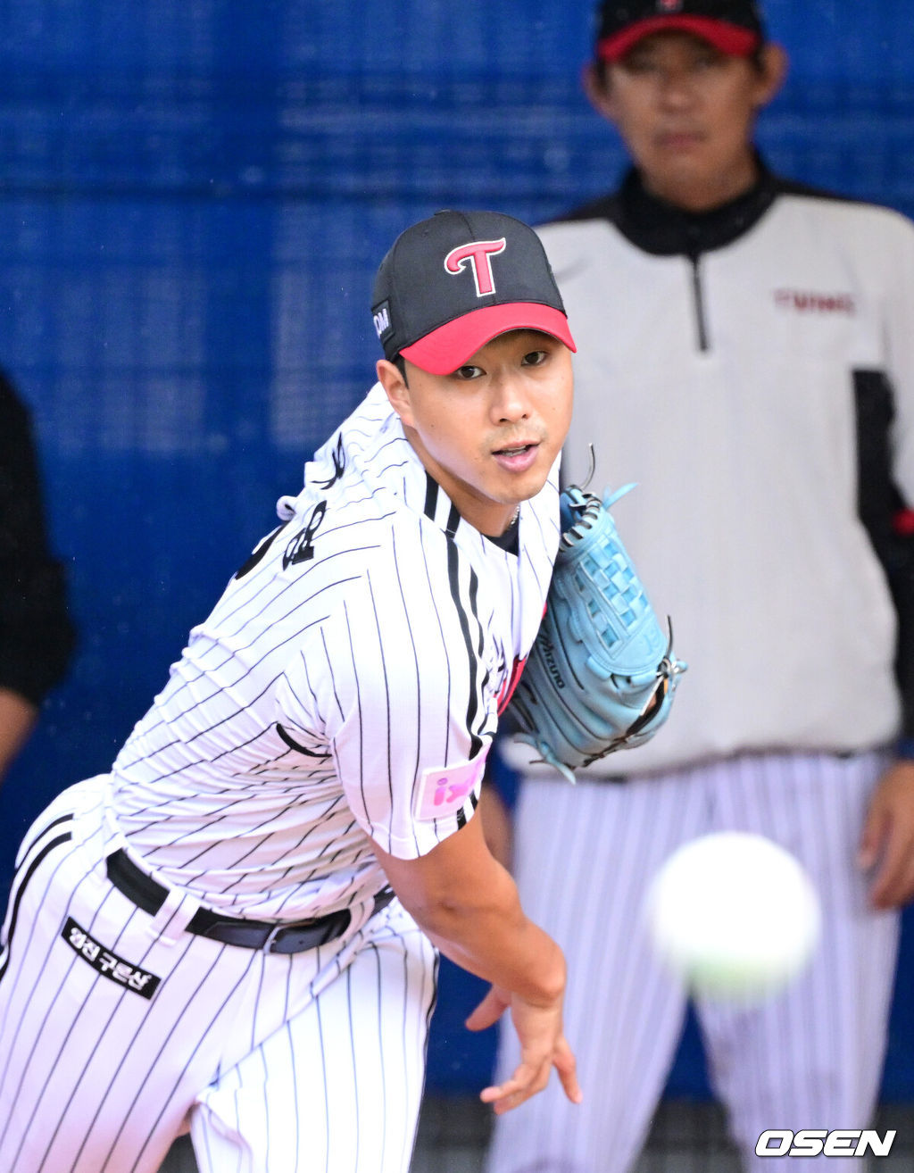 프로야구 LG 트윈스가 27일 일본 오키나와 가데나 야구장에서 스프링캠프 훈련을 펼쳤다.미국 애리조나에서 1차 스프링캠프를 마친 LG는 25일 오키나와에 입성해 26일부터 본격적으로 2차 캠프를 시작했다.LG 정우영이 불펜 피칭을 펼치고 있다. 2026.02.27 / dreamer@osen.co.kr