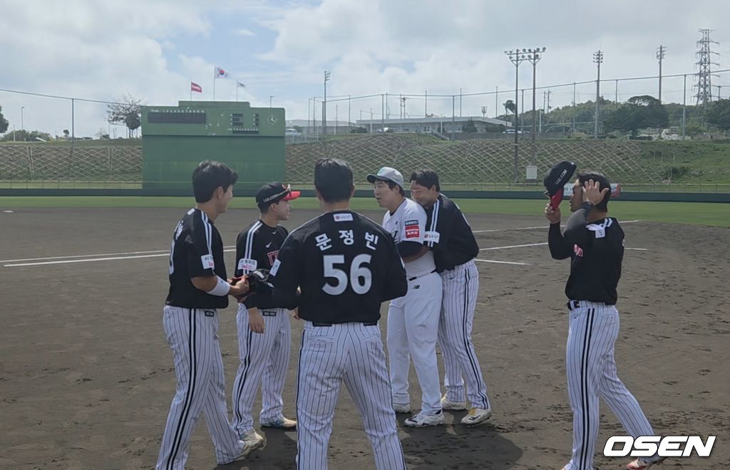 1일 일본 오키나와 구시가와 야구장에서 프로야구 KT 위즈와 LG 트윈스의 연습경기가 열렸다. KT 김현수가 경기 전 LG 선수들과 만나 이야기를 나누고 있다. /orange@osen.co.kr