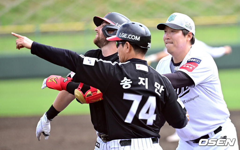 1일 일본 오키나와 구시가와 야구장에서 프로야구 KT 위즈와 LG 트윈스의 연습경기가 열렸다.이날 경기에서 KT는 오원석, LG는 요니 치리노스를 선발로 내세웠다.4회초 2사 주자없는 상황 LG 오스틴이 안타를 날리고 1루에 안착하자 KT 1루수 김현수가 장난을 치고 있다. 2026.03.01 / dreamer@osen.co.kr