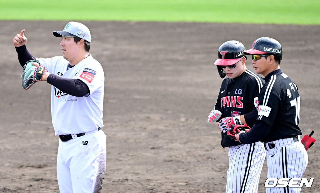 1일 일본 오키나와 구시가와 야구장에서 프로야구 KT 위즈와 LG 트윈스의 연습경기가 열렸다.이날 경기에서 KT는 오원석, LG는 요니 치리노스를 선발로 내세웠다.5회초 KT 1루수 김현수가 LG 더그아웃을 향해 제스처를 보내고 있다. 1루 주자는 LG 문성주. 2026.03.01 / dreamer@osen.co.kr