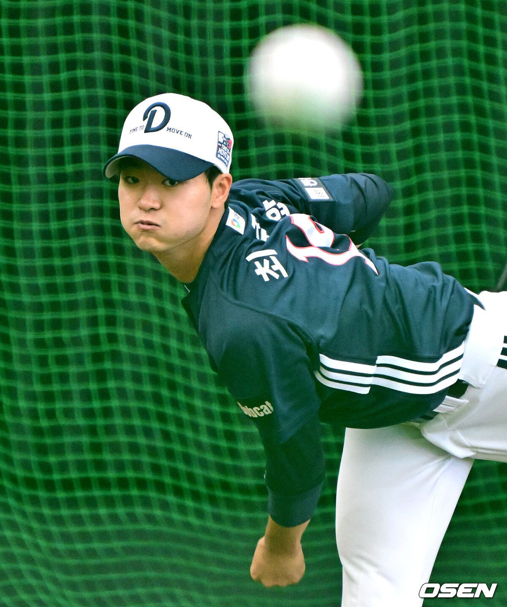 27일 일본 미야자키 미야코노조 구장에서 두산 베어스가 훈련을 가졌다. 이날 예정된 일본프로야구 지바 롯데와의 구춘대회 경기는 우천으로 취소됐다.두산 최주형이 불펜 피칭을 하고 있다. 2026.02.27 /jpnews@osen.co.kr