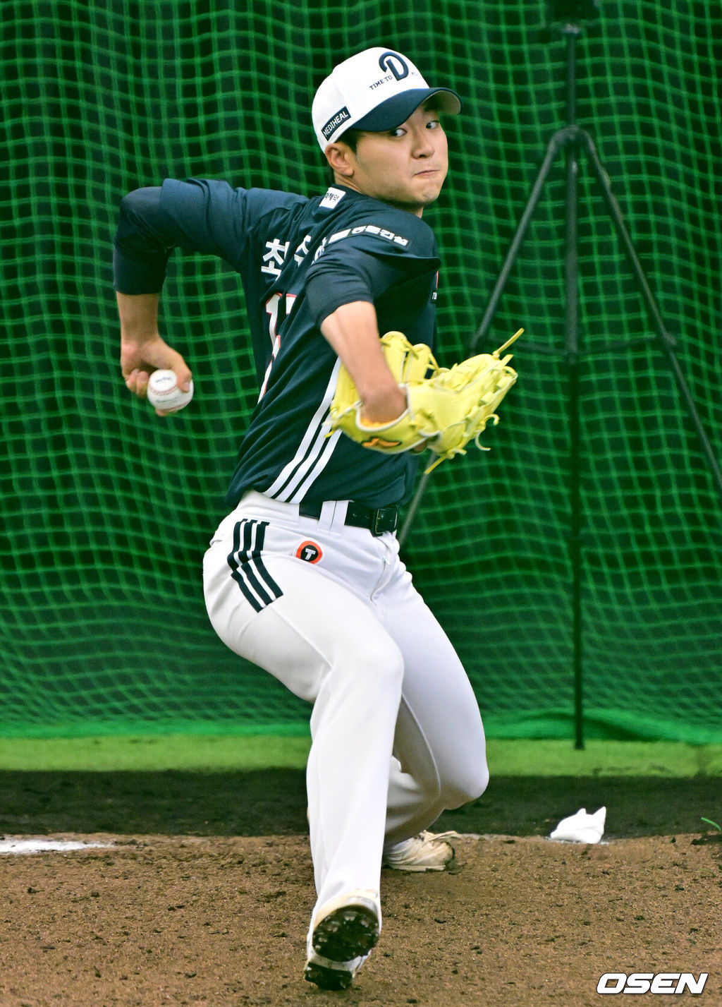 27일 일본 미야자키 미야코노조 구장에서 두산 베어스가 훈련을 가졌다. 이날 예정된 일본프로야구 지바 롯데와의 구춘대회 경기는 우천으로 취소됐다.두산 최주형이 불펜 피칭을 하고 있다. 2026.02.27 /jpnews@osen.co.kr