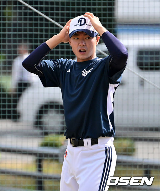 [OSEN=미야자키(일본), 지형준 기자] 두산 베어스가 25일 일본 미야자키 산마린 스타디움에서 일본프로야구 세이부 라이온스와의 구춘대회 첫 경기를 가졌다.이날 두산은 세이부에 3-6으로 패했다. 경기에 앞서 두산 최주형이 훈련을 하고 있다. 2026.02.25 /jpnews@osen.co.kr