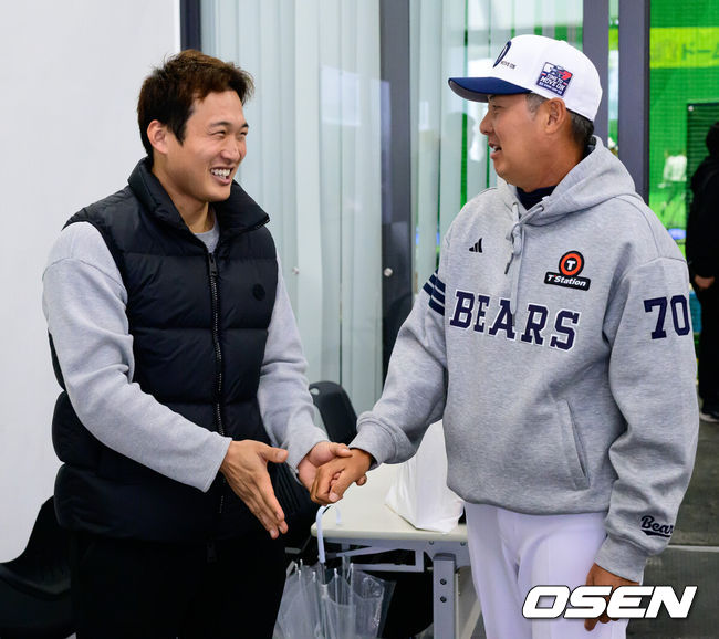 [OSEN=미야자키(일본), 지형준 기자] 27일 일본 미야자키 미야코노조 구장에서 두산 베어스가 훈련을 가졌다. 이날 예정된 일본프로야구 지바 롯데와의 구춘대회 경기는 우천으로 취소됐다.두산 김원형 감독이 안권수와 인사를 나누고 있다. 2026.02.27 /jpnews@osen.co.kr