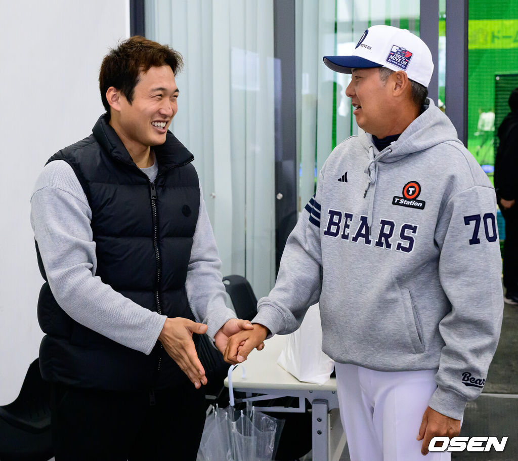 27일 일본 미야자키 미야코노조 구장에서 두산 베어스가 훈련을 가졌다. 이날 예정된 일본프로야구 지바 롯데와의 구춘대회 경기는 우천으로 취소됐다.두산 김원형 감독이 안권수와 인사를 나누고 있다. 2026.02.27 /jpnews@osen.co.kr