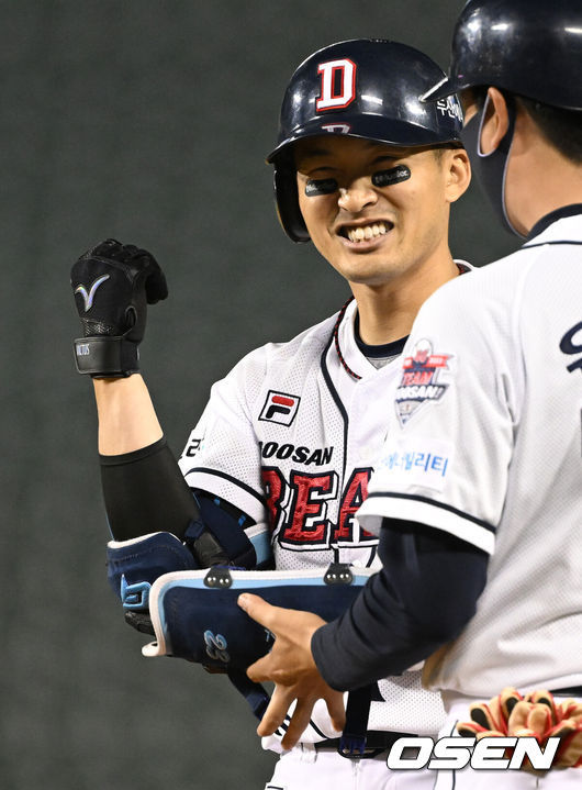 [OSEN=잠실, 최규한 기자] 17일 오후 서울 잠실야구장에서 ‘2022 신한은행 SOL KBO리그’ 두산 베어스와 SSG 랜더스의 경기가 열렸다.8회말 무사 2, 3루 상황 두산 안권수가 추격의 1타점 적시타를 날리고 1루에 안착해 기뻐하고 있다. 2022.05.17 / dreamer@osen.co.kr