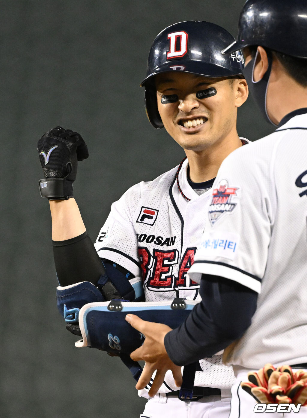 17일 오후 서울 잠실야구장에서 ‘2022 신한은행 SOL KBO리그’ 두산 베어스와 SSG 랜더스의 경기가 열렸다.8회말 무사 2, 3루 상황 두산 안권수가 추격의 1타점 적시타를 날리고 1루에 안착해 기뻐하고 있다. 2022.05.17 / dreamer@osen.co.kr