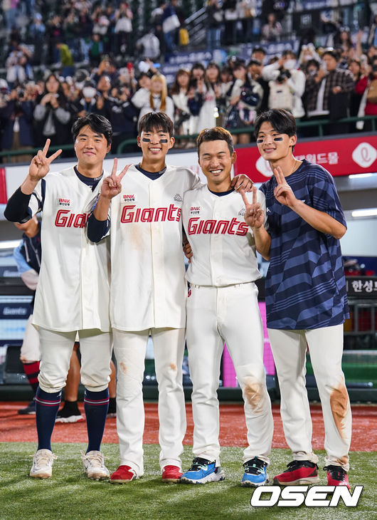 [OSEN=부산, 이석우 기자] 11일 부산 사직구장에서 2023 신한은행 SOL KBO리그 롯데 자이언츠와 두산 베어스의 경기가 열렸다. 롯데 자이언츠 안권수가 마지막 경기를 마치고 손성빈, 김민석, 윤동희와 기념촬영을 하고 있다. 2023.10.11 / foto0307@osen.co.kr