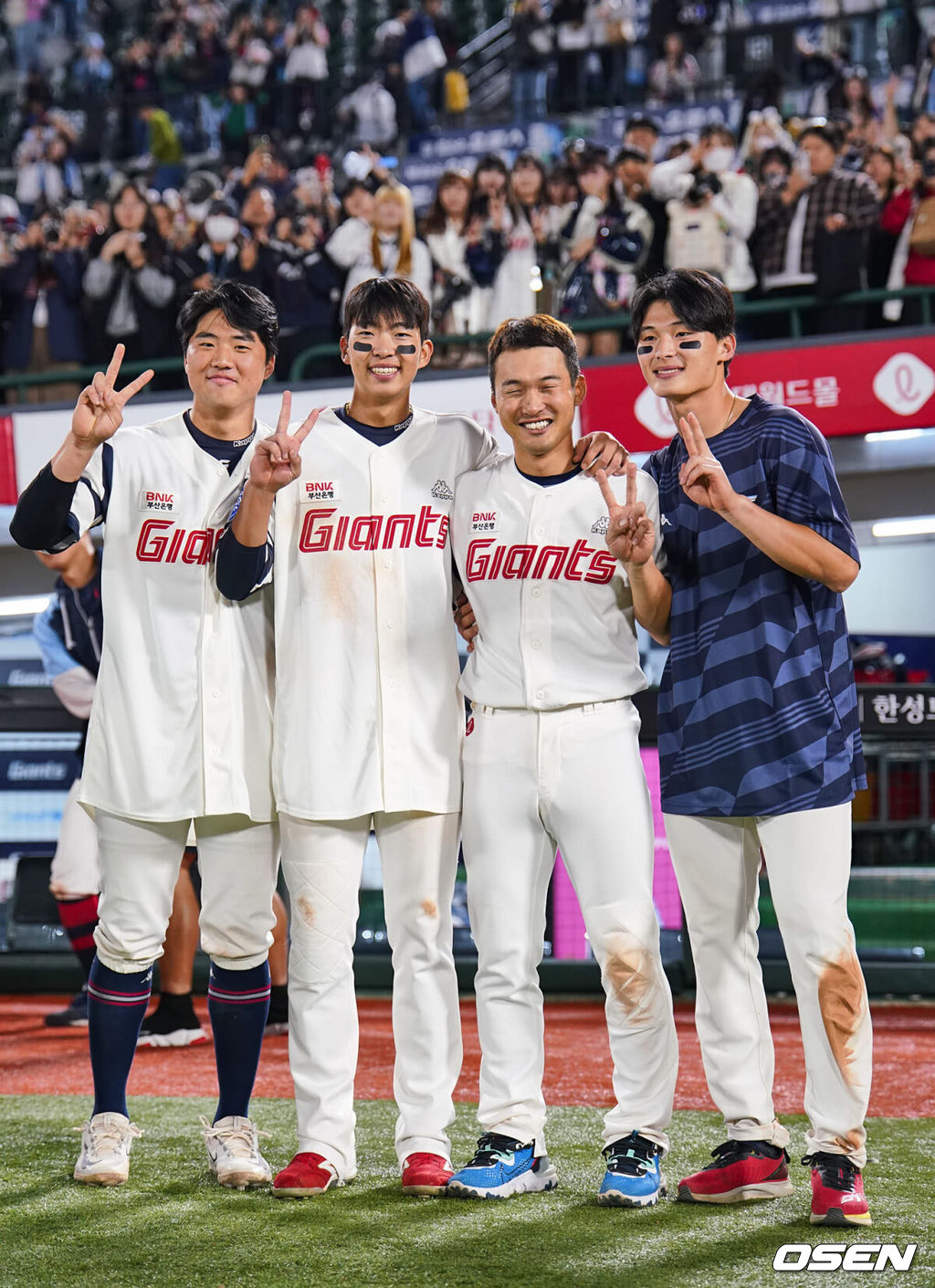 11일 부산 사직구장에서 2023 신한은행 SOL KBO리그 롯데 자이언츠와 두산 베어스의 경기가 열렸다. 롯데 자이언츠 안권수가 마지막 경기를 마치고 손성빈, 김민석, 윤동희와 기념촬영을 하고 있다. 2023.10.11 / foto0307@osen.co.kr