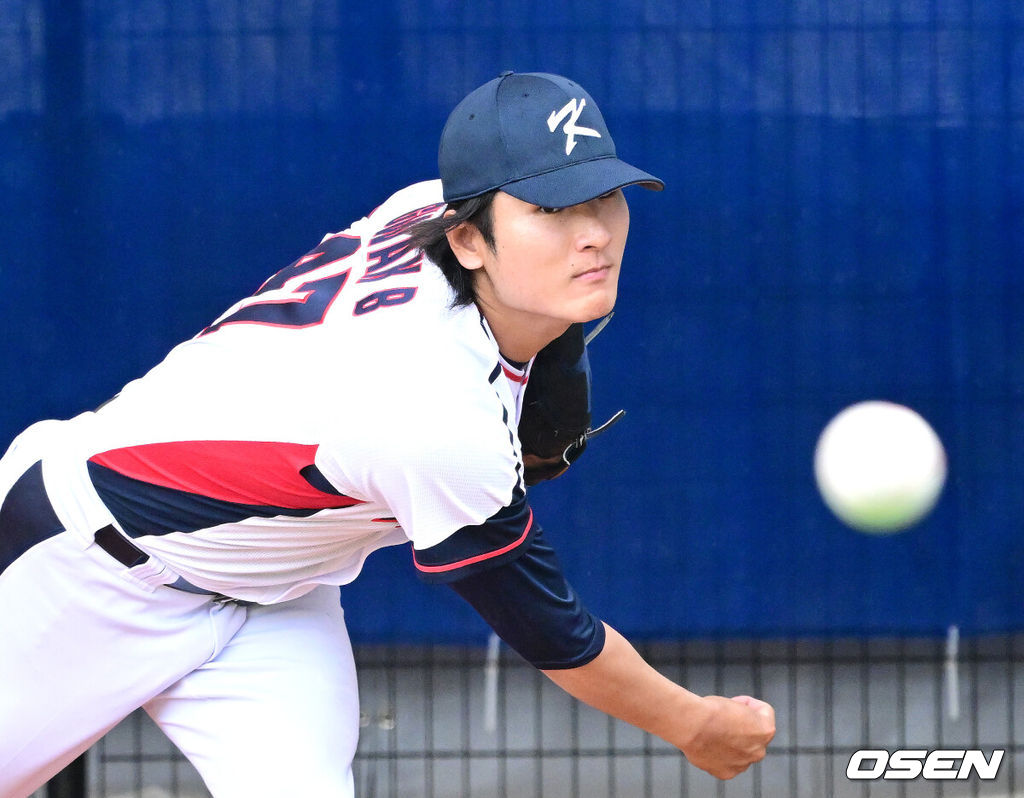 2026 WBC(월드베이스볼클래식)를 준비하는 대한민국 야구 대표팀이 27일 일본 오키나와 가데나 야구장에서 훈련을 펼쳤다.야구 대표팀은 KT와 오키나와에서의 마지막 연습경기를 가지려 했으나 우천으로 취소돼 훈련만 진행했다.대표팀 곽빈이 불펜 피칭을 펼치고 있다. 2026.02.27 / dreamer@osen.co.kr