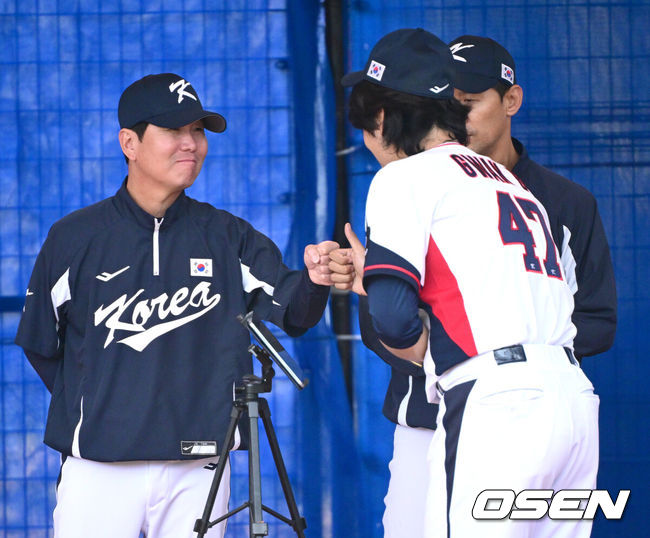[OSEN=오키나와(일본), 최규한 기자] 2026 WBC(월드베이스볼클래식)를 준비하는 대한민국 야구 대표팀이 27일 일본 오키나와 가데나 야구장에서 훈련을 펼쳤다.야구 대표팀은 KT와 오키나와에서의 마지막 연습경기를 가지려 했으나 우천으로 취소돼 훈련만 진행했다.대표팀 곽빈이 불펜 피칭을 마친 뒤 류지현 감독과 인사를 나누고 있다. 2026.02.27 / dreamer@osen.co.kr