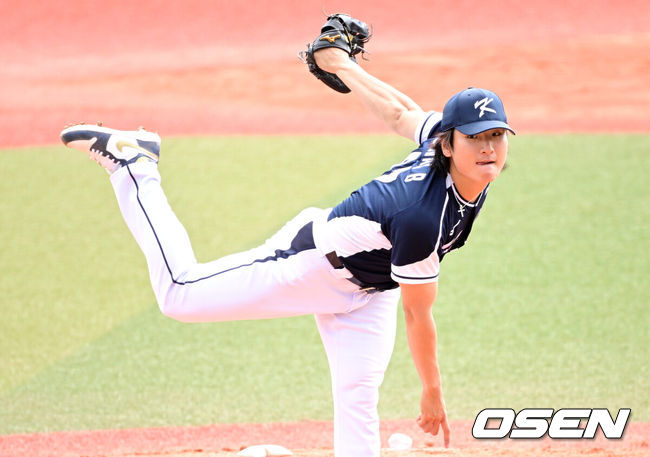 [OSEN=오키나와(일본), 최규한 기자] 2026 WBC(월드베이스볼클래식)를 준비하는 대한민국 야구 대표팀이 23일 일본 오키나와 가데나 야구장에서 프로야구 한화 이글스와 연습경기를 펼쳤다. 야구 대표팀은 오키나와에서 국내 팀들과 6차례 연습경기를 치르며 전력을 끌어올릴 예정이다.2회말 대표팀 선발 곽빈이 힘차게 공을 뿌리고 있다. 2026.02.23 / dreamer@osen.co.kr