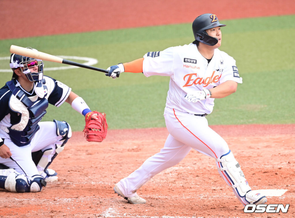 2026 WBC(월드베이스볼클래식)를 준비하는 대한민국 야구 대표팀이 23일 일본 오키나와 가데나 야구장에서 프로야구 한화 이글스와 연습경기를 펼쳤다. 야구 대표팀은 오키나와에서 국내 팀들과 6차례 연습경기를 치르며 전력을 끌어올릴 예정이다.4회말 무사 1루 상황 한화 강백호가 안타를 날리고 있다. 2026.02.23 / dreamer@osen.co.kr