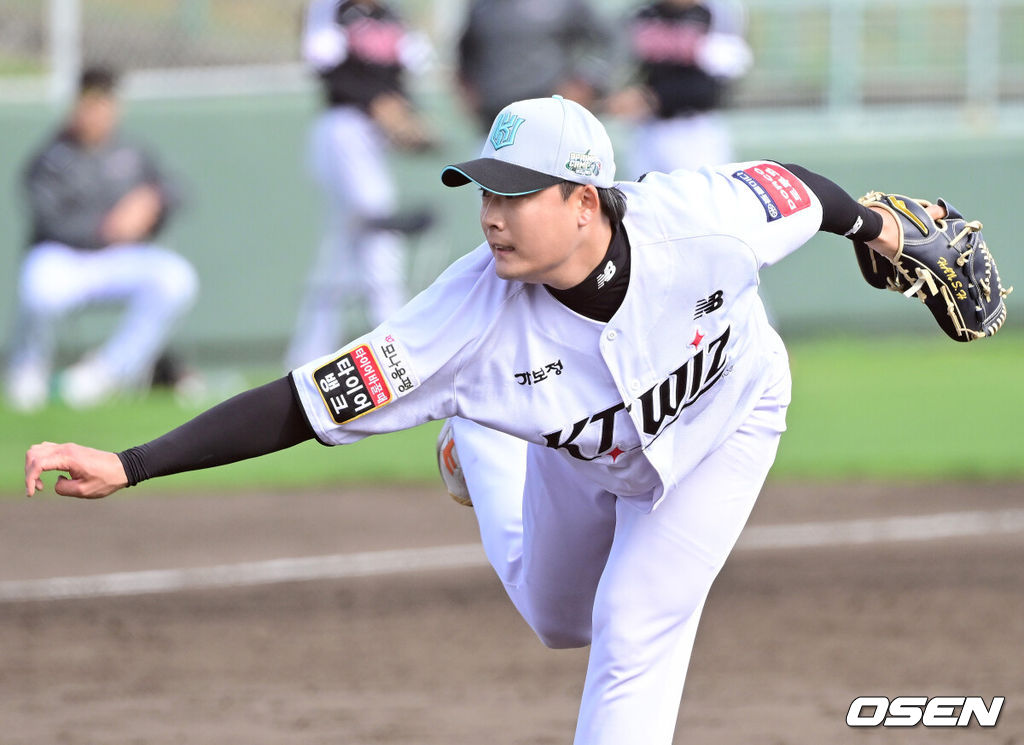 1일 일본 오키나와 구시가와 야구장에서 프로야구 KT 위즈와 LG 트윈스의 연습경기가 열렸다.이날 경기에서 KT는 오원석, LG는 요니 치리노스를 선발로 내세웠다.8회초 KT 투수 한승혁이 힘차게 공을 뿌리고 있다. 2026.03.01 / dreamer@osen.co.kr