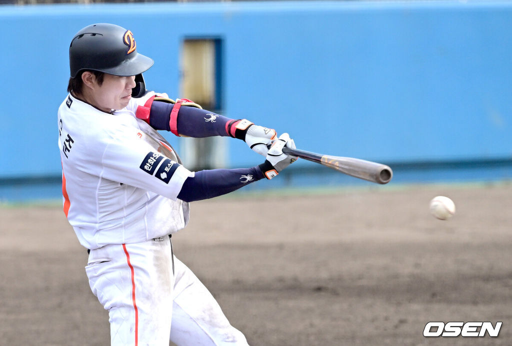 2026 WBC(월드베이스볼클래식)를 준비하는 대한민국 야구 대표팀이 21일 오후 일본 오키나와 고친다 구장에서 프로야구 한화 이글스와 연습경기를 펼쳤다. 야구 대표팀은 오키나와에서 국내 팀들과 6차례 연습경기를 치르며 전력을 끌어올릴 예정이다.3회말 2사 주자없는 상황 한화 심우준이 안타를 날리고 있다. 2026.02.21 / dreamer@osen.co.kr