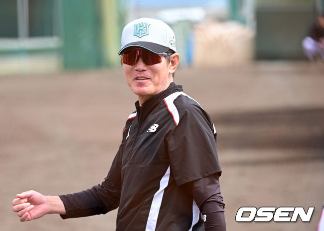 [OSEN=오키나와(일본), 최규한 기자] 1일 일본 오키나와 구시가와 야구장에서 프로야구 KT 위즈와 LG 트윈스의 연습경기가 열렸다.이날 경기에서 KT는 오원석, LG는 요니 치리노스를 선발로 내세웠다.경기를 앞두고 KT 이강철 감독이 선수들과 대화를 나누고 있다. 2026.03.01 / dreamer@osen.co.kr