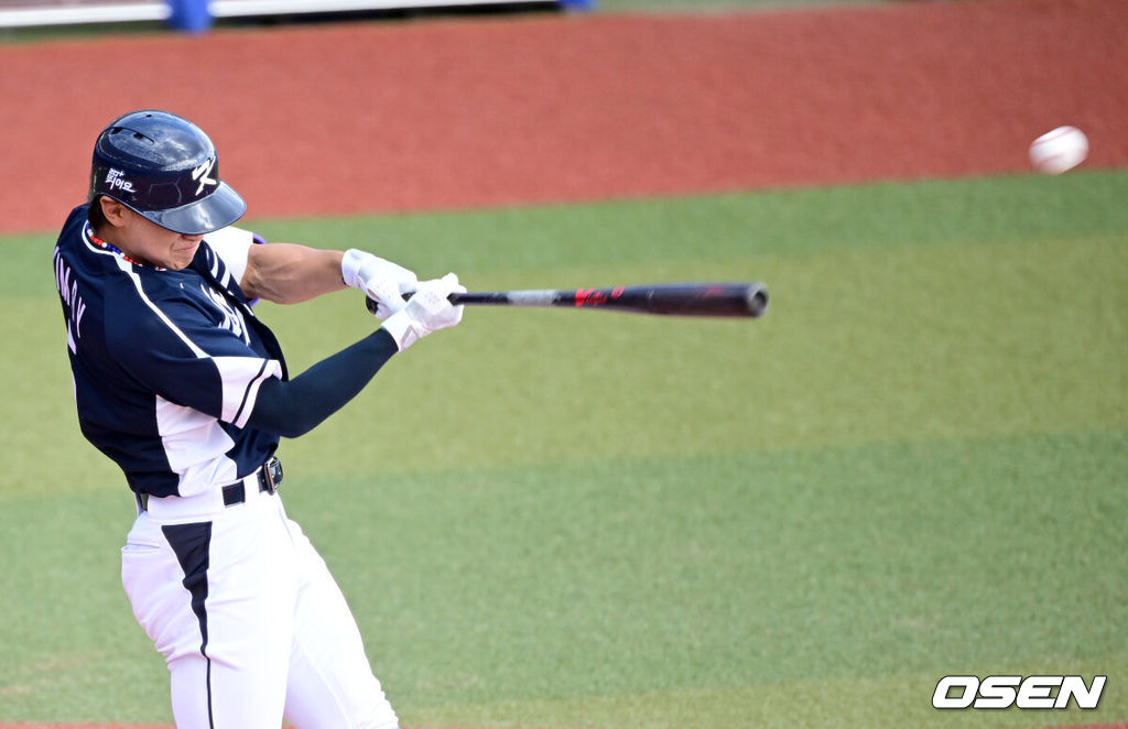 2026 WBC(월드베이스볼클래식)를 준비하는 대한민국 야구 대표팀이 23일 일본 오키나와 가데나 야구장에서 프로야구 한화 이글스와 연습경기를 펼쳤다. 야구 대표팀은 오키나와에서 국내 팀들과 6차례 연습경기를 치르며 전력을 끌어올릴 예정이다.5회초 1사 주자없는 상황  대표팀 김도영이 안타를 날리고 있다. 2026.02.23 / dreamer@osen.co.kr